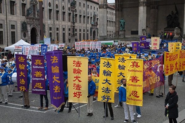 法輪功浩浩蕩蕩的遊行隊伍穿過慕尼黑市中心。(傑森/大紀元)