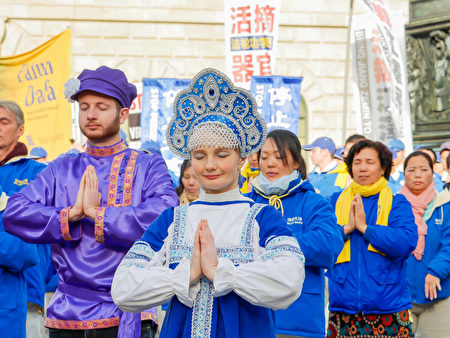 來自歐洲不同族裔的部分法輪功學員相聚在慕尼黑。(清颻/大紀元)