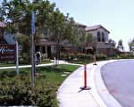 加州房地產經紀人協會報告，在橙縣和洛縣，至少得有6位數收入，才能在今夏負擔得起一套中價房。图为南加一处新开发社区。（刘菲/ 大纪元）