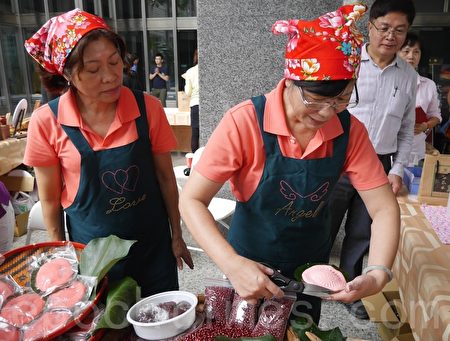 “2016来观光吧！魅力林园大寮”，大寮三隆社区设计有红龟粿DIY手作体验行程。（方金媛／大纪元）