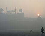 新德里在排灯节过后的空气质量，达到5年来最糟状态，连室内也出现雾霾。(DOMINIQUE FAGET/AFP/Getty Images)