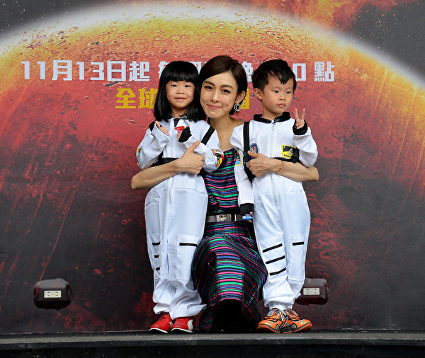 《火星時代》記者會合照：范瑋琪及兩位小小太空人。（國家地理頻道提供）