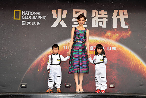 国家地理频道《火星时代》推荐大使范玮琪及小小太空人。（国家地理频道提供）