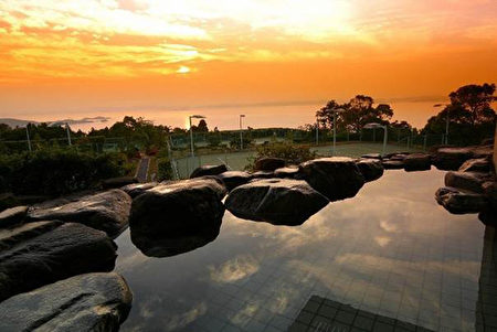 目で見る日本の温泉 Staying at the Japan's Largest Cave Onsen Hotel near Kumano