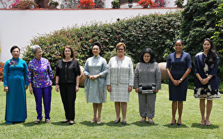 APEC經濟領袖代表宋楚瑜女兒宋鎮邁（右1）19日（當地時間）在利馬，和領袖代表夫人及眷屬前往拉爾哥博物館參觀。（APEC代表團顧問李鴻鈞提供）