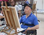 游览车司机瘫痪 口足绘画重启新人生