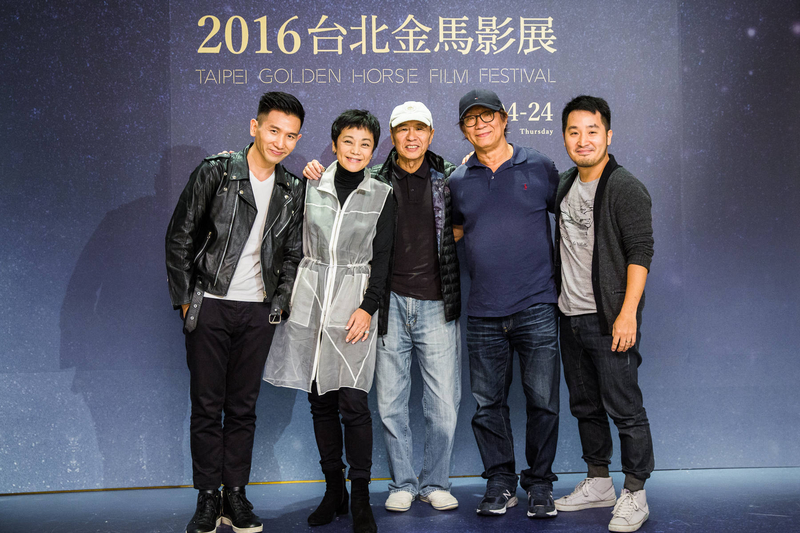 主席張艾嘉(左二)與金馬電影學院院長侯孝賢(中)、學務員廖慶松(右二)、班導師趙德胤(左一)、李中(右一)大合照。(台北金馬影展執委會提供)