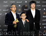 最佳劇情片由《八月》獲得，右為導演張大磊，與剪接師父親（左），中間為10歲小演員孔維一。（許基東／大紀元）