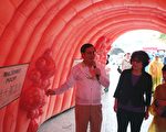 穿越「大腸癌演進隧道」更了解如何保健。（嘉義市政府提供）