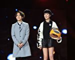 林宥嘉(左)在大陆歌唱节目中,携手郁可唯演绎《浪费》。(公关提供)