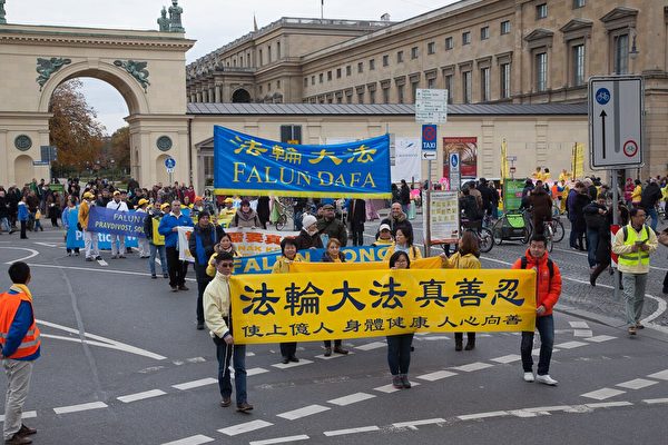法輪功浩浩蕩蕩的遊行隊伍穿過慕尼黑市中心。(傑森/大紀元)