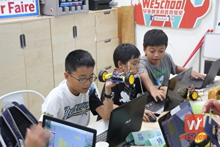 Arduino物聯網程式課程,利用原素材設計自己的車子結構,並撰寫程式語言讓車子可以自動閃避障礙物,可以看到孩子會互相幫忙解決隊友遇到的程式問題,教學相長。(維創工坊提供)