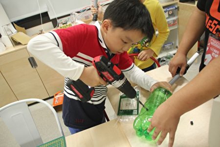圖中為小學生使用電鑽的情形,教孩子如何安全的使用真實世界中的工具,而不是禁止他們使用看似危險的工具,因為禁止就是剝奪孩子學習技能的機會。(維創工坊提供)