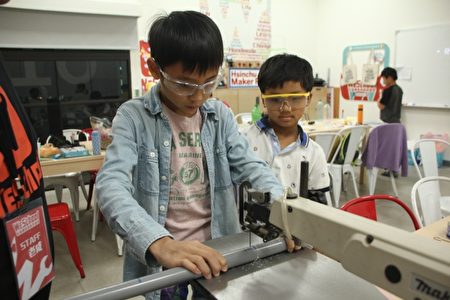圖中為小學生使用線鋸機的情形,可以發現孩子在使用機具時都是非常認真且嚴肅的,真正的教育是要建立正確的觀念及態度,並不是只要讓孩子開心玩樂而已。(維創工坊提供)