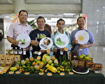 丰原东阳社区志工与展出的优质柑桔类农产和加工品。（赖瑞/大纪元）