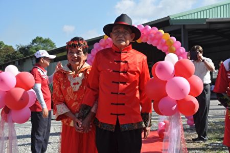 婚禮中最年長的新郎、新娘,87歲楊阿訓和83歲的吳阿陰夫妻檔,楊阿訓說,60多年前結婚時根本沒拍結婚照,穿上古早禮服,重新辦一次婚禮,實在非常開心。(詹亦菱/大紀元)