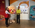 一米特总经理、一米特吉祥物米宝与华山基金会宜兰区站长林思妤女士合照。（一米特提供）
