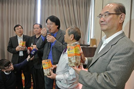 基隆市長林右昌特推:紅淡比土蜂蜜品質、安全、純度三大保證,又有特殊花香,可以媲美黃金蜂蜜,不像外國的蜂蜜那麼甜膩。(周美晴/大紀元)