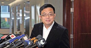 民主党议员涂谨申指不认同梁游宣誓方式,但强调人大释法是错误。(潘在殊/大纪元)