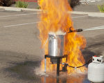 消防員演示錯誤的火雞烹飪方法會引起火災。（楊陽/大紀元）