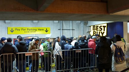 感恩節當天法拉盛Bestbuy外排長龍的顧客。