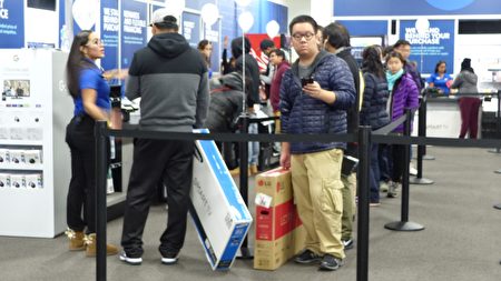 法拉盛BestBuy買電視機的顧客。