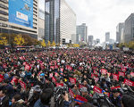 韓國總統「親信干政」醜聞引發民眾抗議的呼聲愈演愈烈，12日晚100萬不依不饒地韓國民眾走上街頭，發出「朴槿惠下臺」的呐喊，創下韓國本世紀以來最大規模記錄。（全景林/大紀元）