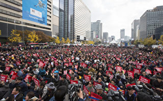 韓國總統「親信干政」醜聞引發民眾抗議的呼聲愈演愈烈，12日晚100萬不依不饒地韓國民眾走上街頭，發出「朴槿惠下臺」的呐喊，創下韓國本世紀以來最大規模記錄。（全景林/大紀元）