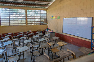 康山一所小学发生诺如病毒感染.图为一间空教室。 (Photo by: Education Images/UIG via Getty Images)