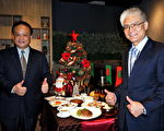 天蔥國際公司營運協理李璉瑋（左）與南紡購物中心行政長廖孟省，一致推薦聖誕套餐。（天蔥牛排提供）