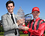 MELBOURNE, AUSTRALIA - OCTOBER 29:  Trainer James Cummings and Glyn Schofield pose with trophy after Prized Icon won Race 7, AAMi Victoria Derby on Derby Day at Flemington Racecourse on October 29, 2016 in Melbourne, Australia.  (Photo by Vince Caligiuri/Getty Images)