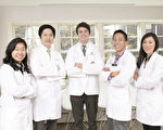 纽约曼哈顿Upper East Smile诊所的医生团队。他们是正畸牙科医生Dr. Jessie Choi（左一），诊所创立人、牙周病专科医生Dr. Brian Chung（左二），美容牙科和家庭牙科医师Dr. Hunter Smart（中间）和Dr. Benjamin W. Hsu（右二），儿童牙科医生Dr. Jennifer Chon（右一）。（张学慧／大纪元）