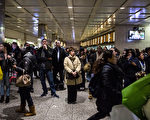 紐約賓州車站（Penn Station）等待出發的乘客。 (Andrew Burton/Getty Images)