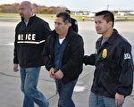 嫌犯候耶克（Jorge Luis Hoayeck，中）昨日被引渡到紐約受審。 (紐約市特別麻醉品檢察官辦公室提供)