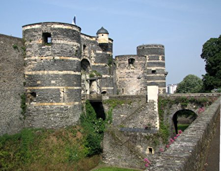 经过吊桥,穿过城堡入口(La porte de la Ville)巨大的城墙,就可参观城堡内部了。(维基百科公共领域)