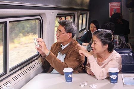 Amtrak火車上的休息車廂是聊天、消遣、看風景的好地方。(李豔/大紀元)