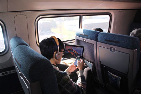 Amtrak普通座椅都配有折疊擱板、個人閱讀燈和120伏電源插座,寬敞舒適。(李豔/大紀元)