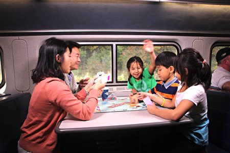 Amtrak火車上的休息車廂是聊天、消遣、看風景的好地方。(李豔/大紀元)