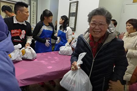 孔子大厦的耆老们喜笑颜开领取烧鸡。