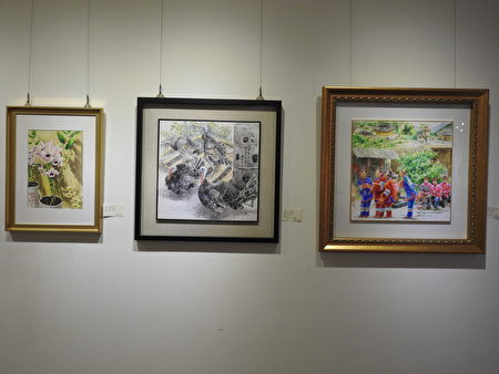 林勳諒老師參與嘉義縣創意美學協會在梅嶺美術館舉辦「愛與芬芳美學展」所展出的作品，包括《歌仔戲》、《火雞》、《蘭花》等作品。（蔡上海／大紀元）