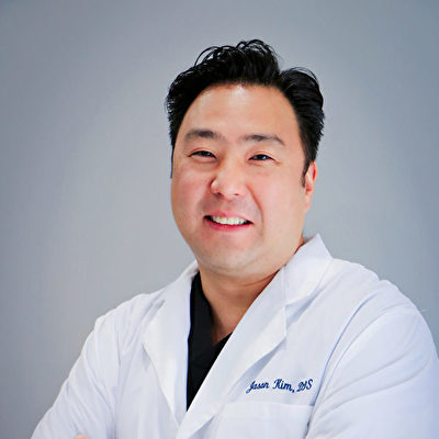 紐約綜合牙科(英文名: New York Dental Solution)診所的創立人Jason Kim院長是紐約大學牙科學院的臨牀助理教授，也是紐約大學牙科種植學繼續教育項目的外科主任。（圖／紐約綜合牙科提供）