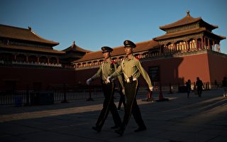 TOPSHOT - Chinese paramilitary soldiers walk outside the gate of the Forbidden City in Beijing on September 28, 2016.  / AFP / NICOLAS ASFOURI        (Photo credit should read NICOLAS ASFOURI/AFP/Getty Images)