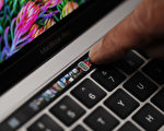 苹果公司在2016年10月27日推出的新一代带有触控条的MacBook Pro。(Stephen Lam/Getty Images)
