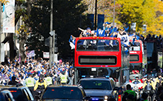 CHICAGO, IL - NOVEMBER 04:  Thousands of Chicago Cubs fans pack Michigan Avenue during the Chicago Cubs 2016 World Series victory parade on November 4, 2016 in Chicago, Illinois. The Cubs won their first World Series championship in 108 years after defeating the Cleveland Indians 8-7 in Game 7.  (Photo by Tasos Katopodis/Getty Images)