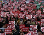 首尔数万民众群聚抗议 要求总统朴槿惠下台