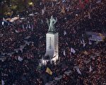 2016年11月5日晚，成千上萬的韓國民眾來到韓國首爾光華門廣場前舉行燭光集會，要求朴槿惠下台。 (ED JONES/AFP/Getty Images)