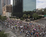 洛杉矶数千民众11月12日上街呛川普，诉求反仇恨。（Getty Images）