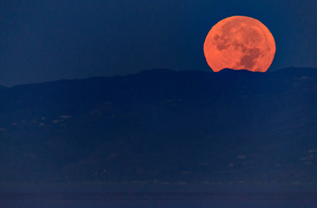VENICE BEACH, CA - NOVEMBER 14: The moon sets during its closest orbit to the Earth since 1948 on November 14, 2016 in Venice Beach, California. The so-called Supermoon appears up to 14 percent bigger and 30 percent brighter as it comes about 22,000 miles closer to the Earth than average, though to the casual observer, the increase appears slight. (Photo by Christopher Polk/Getty Images)