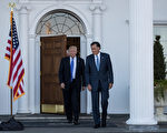 11月19日下午1時，美國新當選總統川普在其位於新澤西州貝明斯特（Bedminster）鎮的高爾夫球俱樂部會見了羅姆尼（Mitt Romney），兩人的會談持續了一個多小時。(Drew Angerer/Getty Images)