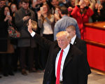 美國總統當選人川普（Donald Trump）週六指責威斯康辛州（Wisconsin）著手展開的重新計票是一場「騙局」。圖：11月22日，川普經過《紐約時報》編輯部時，向人群致意。(Spencer Platt/Getty Images)